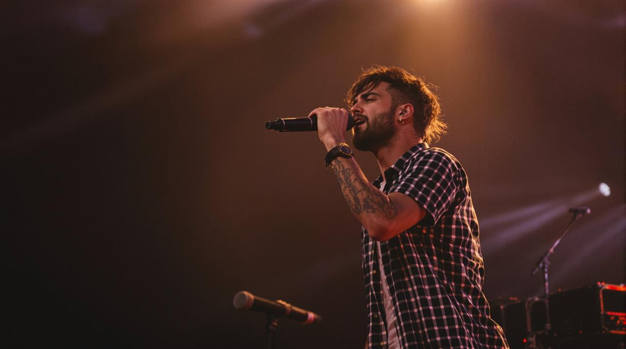 某知名歌手被曝抄袭，原创作者晒出创作手稿维权